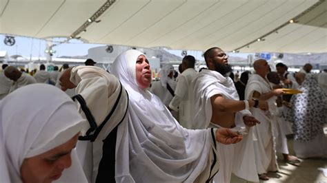 Muslims at Hajj pilgrimage brave intense heat to cast stones at pillars representing the devil